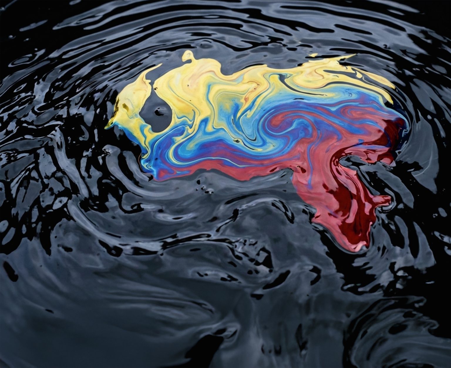 Öl im Fokus der Interessen. Foto: Tomáš Baršváry / Gemini / erstellt mit KI