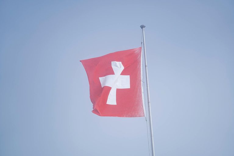 Švajčiarsky priemysel rastie, PMI skresľujú dlhšie dodacie lehoty