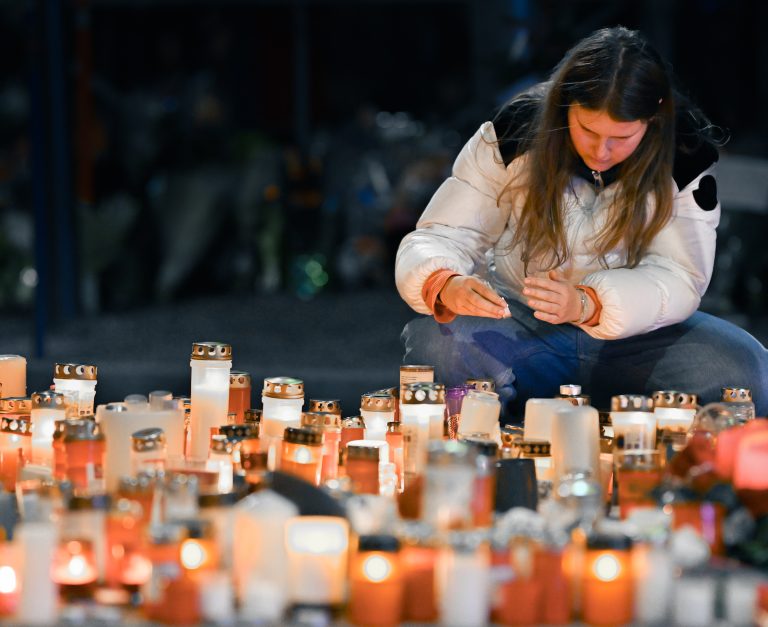 Trauernde stellen Kerzen am Unglücksort auf. Foto: Harold Cunningham/Getty Images