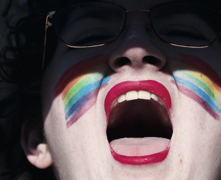 Podporovateľka práv transrodových osôb skanduje heslá. Foto: REUTERS/Kevin Lamarque