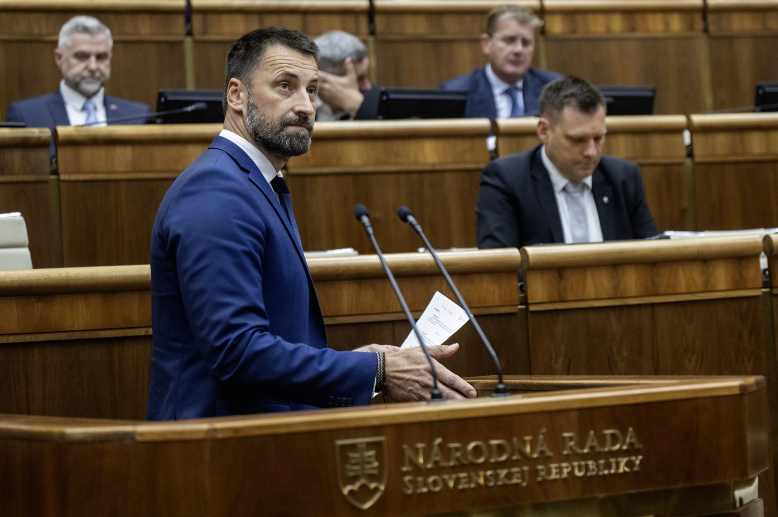 Zľava Marián Viskupič, v pozadí Tomáš Taraba. Foto: Martin Baumann/TASR
