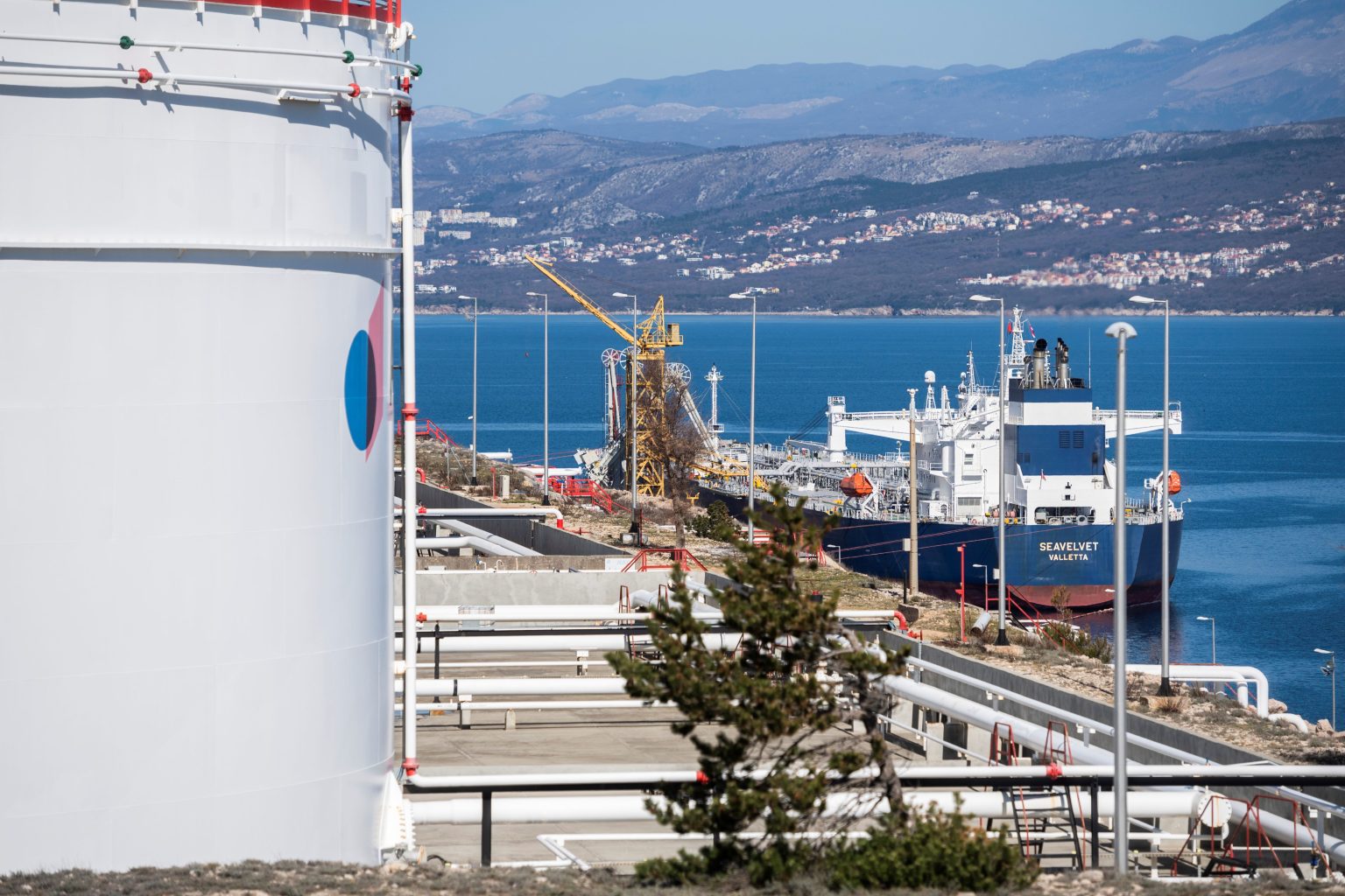 Na snímke ropný tanker s ropou pre Slovnaft z Azerbajdžanu v ropnom termináli na chorvátskom ostrove Krk v meste Omišalj 18. marca 2023. Foto: Jaroslav Novák/TASR