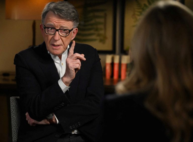 Britská vláda chce Mandelsonovi pre kontakty s Epsteinom odobrať šľachtický titul