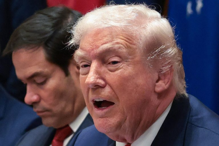 Trump naznačuje možnosť „priateľského prevzatia“ Kuby