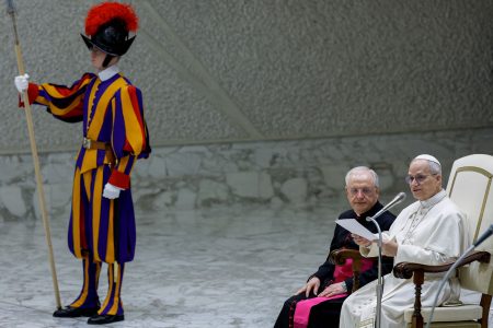 Pope calls on US and Russia to renew nuclear treaty