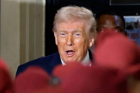 Trump kritizuje Londýn za spoluprácu s Kaliforniou