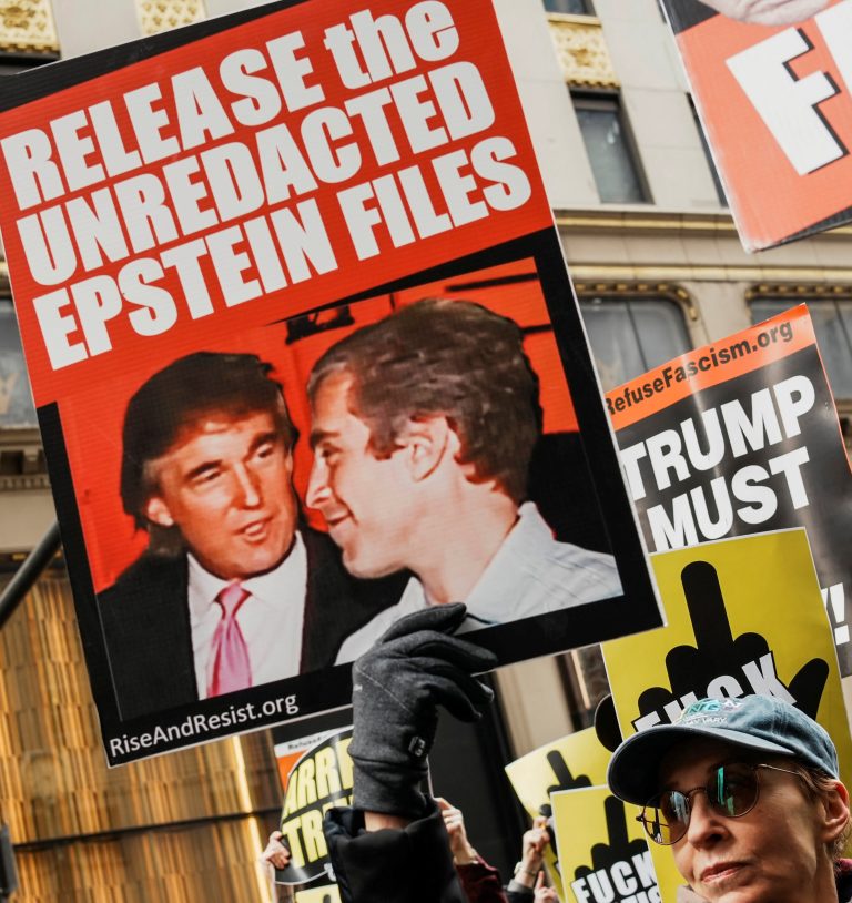 Demokrati vinia ministerstvo zo zatajovania spisov o Trumpovi