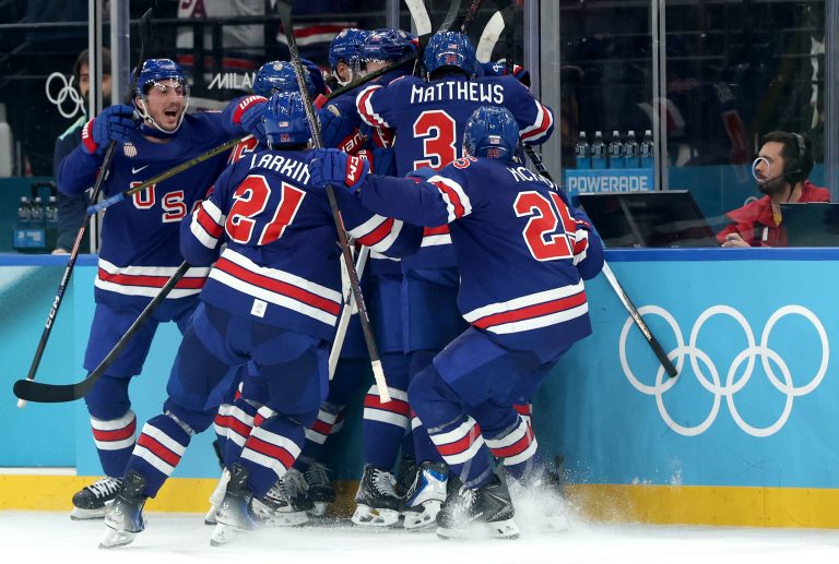 Súpermi Slovákov v semifinále budú Američania, ktorí zdolali Švédsko 2:1 po predĺžení