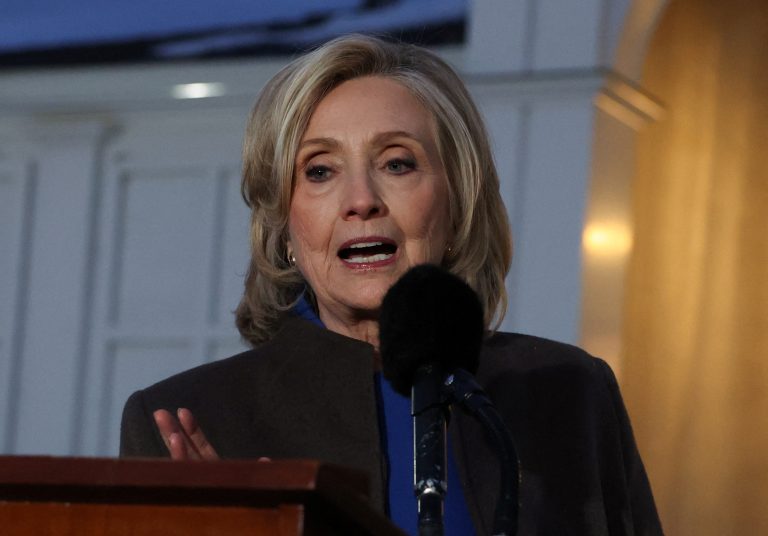 Clintonová tvrdí, že jej manžel nevedel o Epsteinových zločinoch