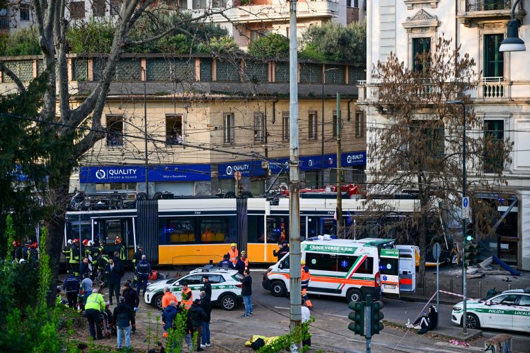 V centre Milána sa vykoľajila električka, hlásia aj obete