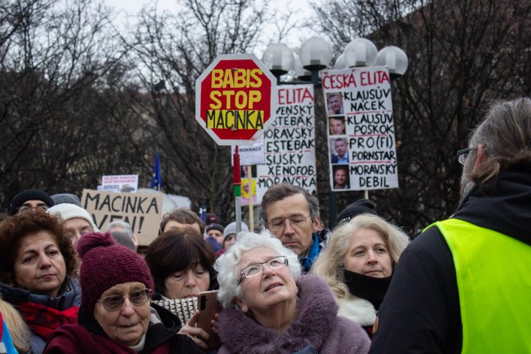Ľudia v uliciach Prahy. Foto: Barbora Vizváryová/TASR