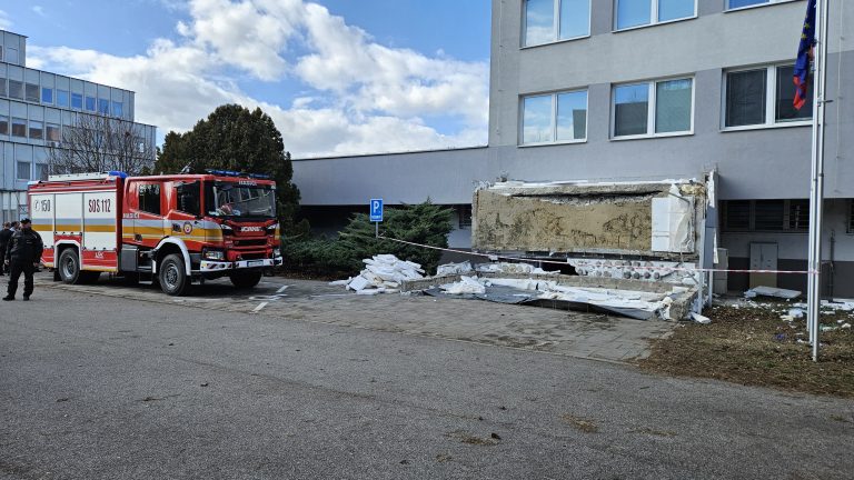 Z budovy Klientskeho centra na Záhradníckej ulici v Komárne spadla časť strechy. Foto: Milan Drozd/TASR