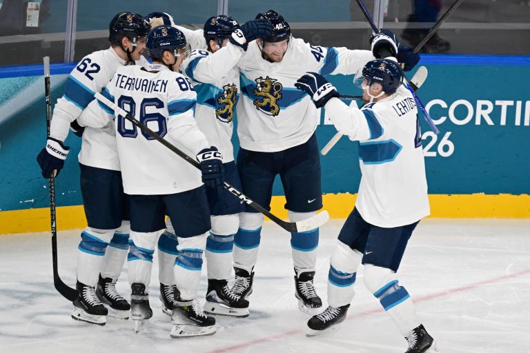 Fínski hokejisti vyrovnali, po druhej tretine je stav 1:1