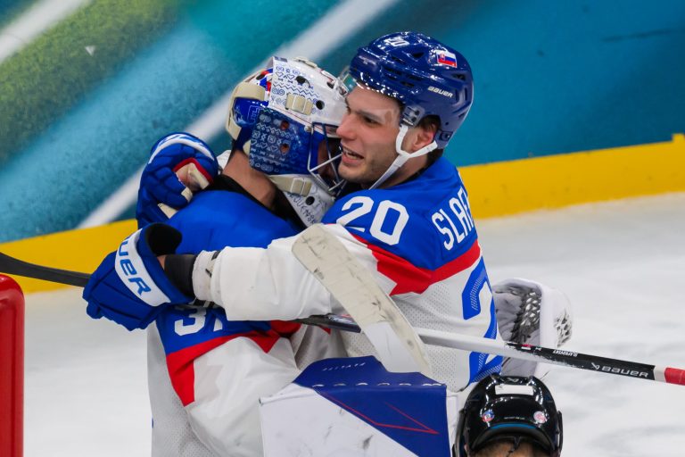 Brankár Samuel Hlavaj a Juraj Slafkovský. Foto: Jaroslav Novák/TASR