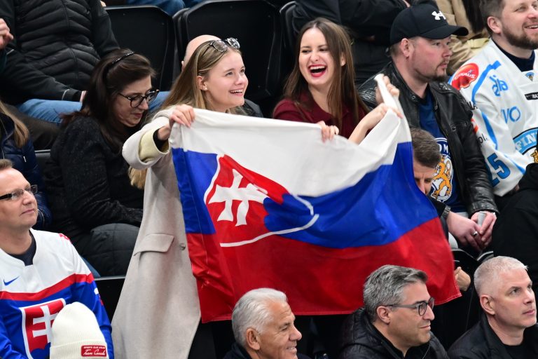 Fíni po druhej tretine naďalej vedú, Slovákom sa podarilo skórovať