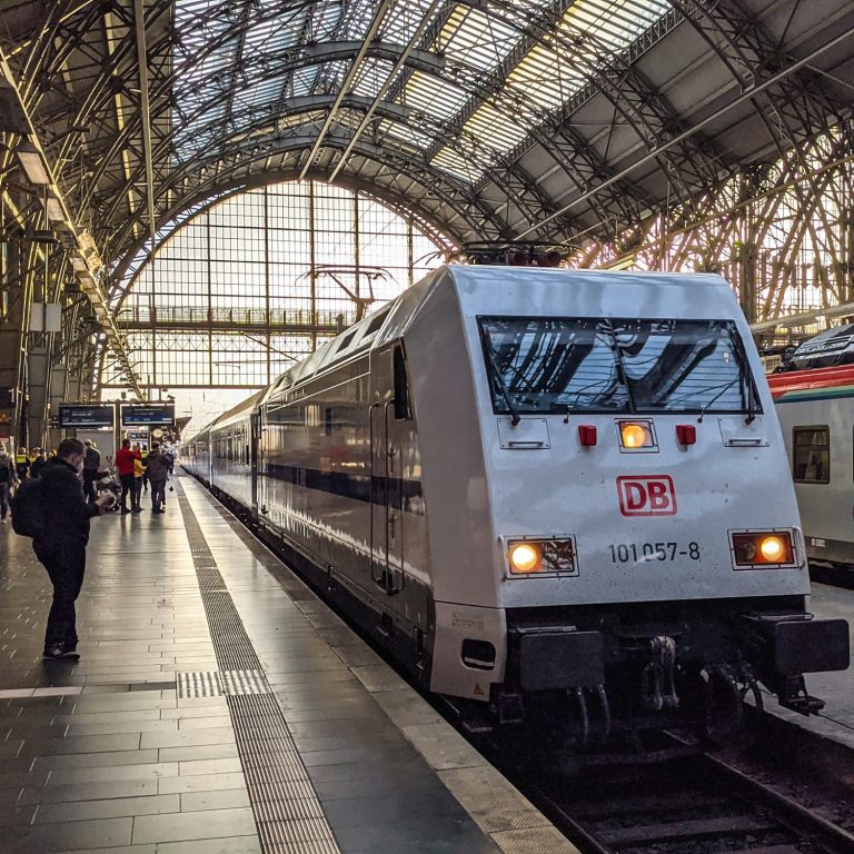 Nemci chcú sprievodcov po smrti vlakvedúceho vybaviť tasermi