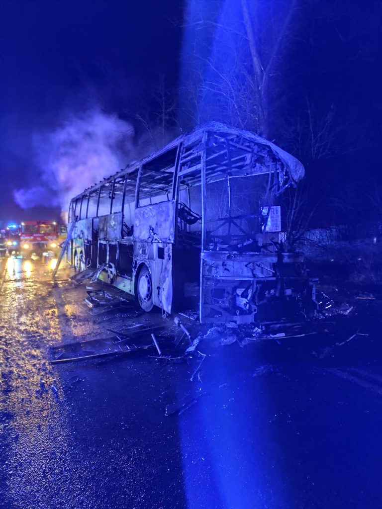 Nehoda kamióna s autobusom v Liptovskej Osade. Foto: Polícia SR - Žilinský kraj/META