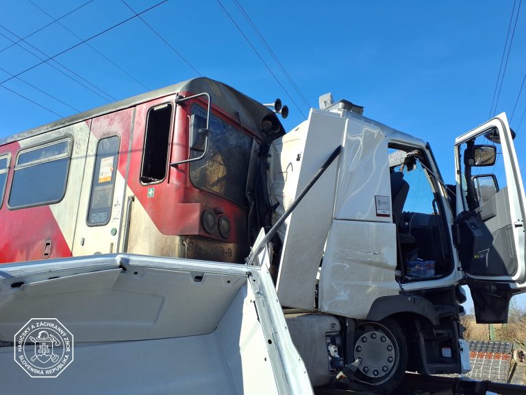 Nehoda vlaku a kamióna pri Nových Zámkoch. Foto: Hasičský a záchranný zbor/Facebook