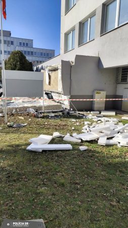 Štát vyplatí odškodné po páde prístrešku v Komárne