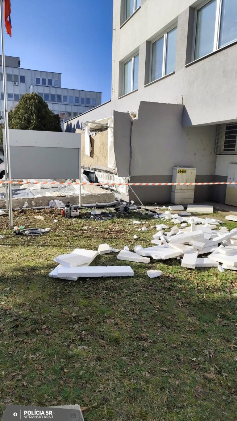 Štát vyplatí odškodné po páde prístrešku v Komárne