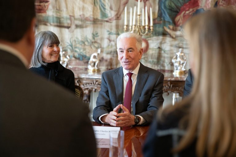 Paríž si predvolá veľvyslanca USA pre vyhlásenia o smrti Deranquea