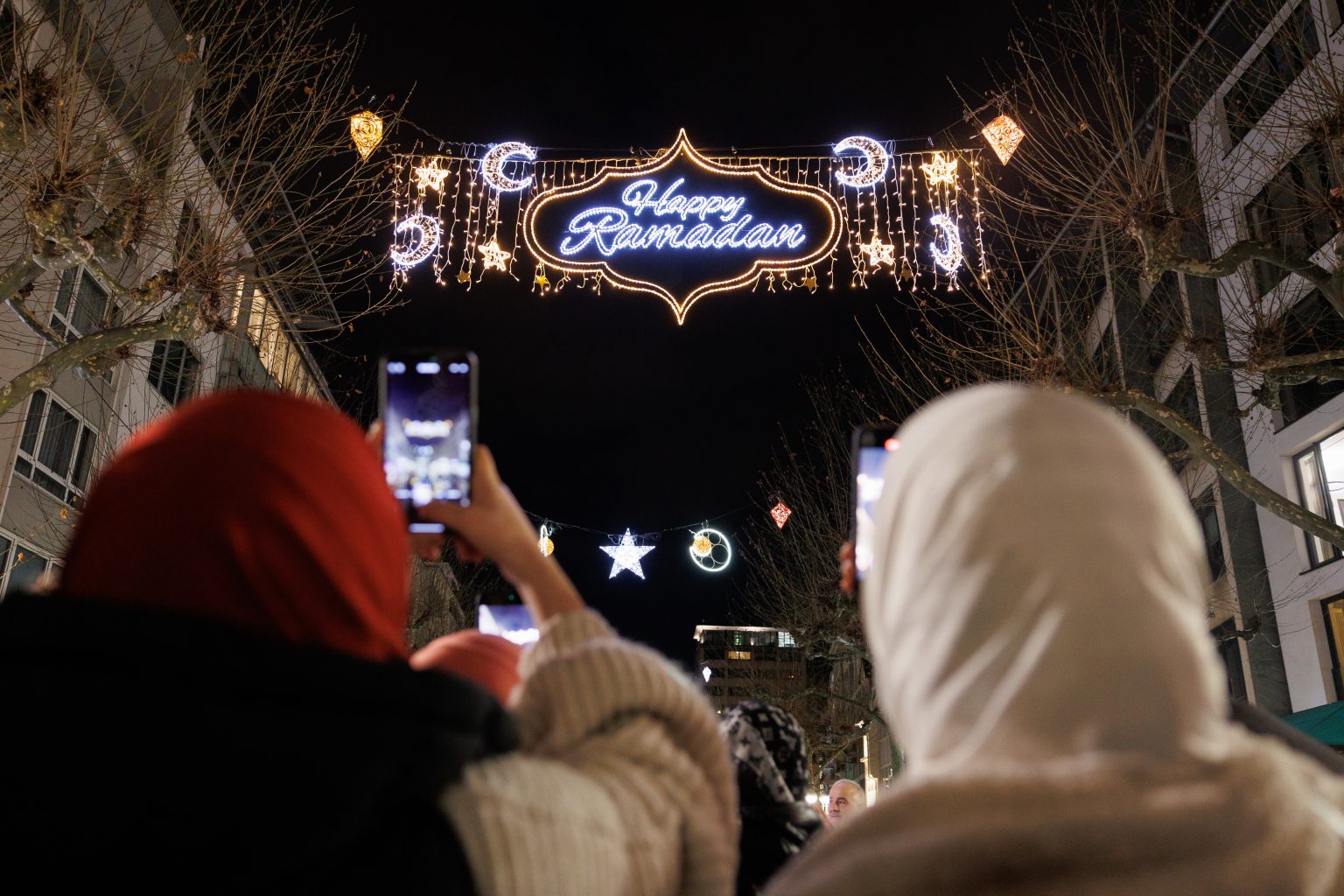 Ramadan lights above the Freßgass in Frankfurt. Photo: picture alliance via Getty Images