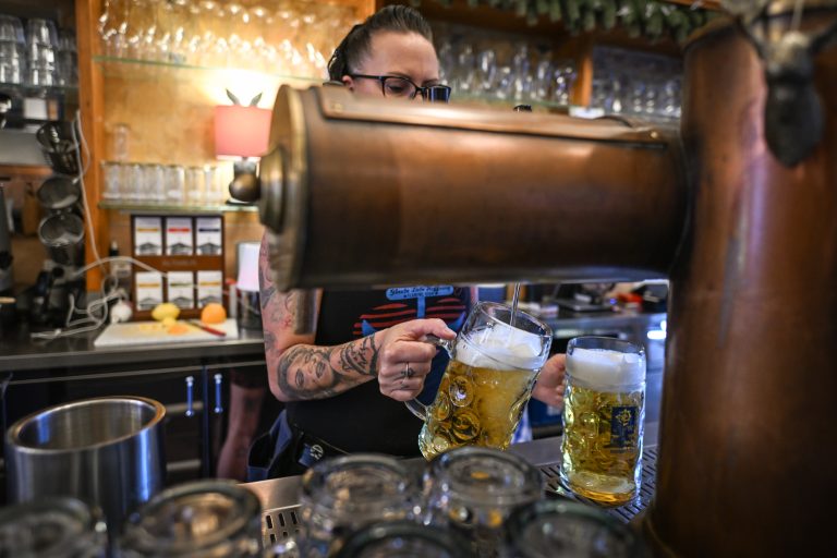 Frisch gezapftes Bier wirkt verlockend, doch in Deutschland wird immer weniger Alkohol getrunken. Foto: NurPhoto/Kontributor via Getty Images.