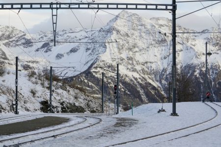 Lavína vykoľajila vlak vo Švajčiarsku, hlásia zranených