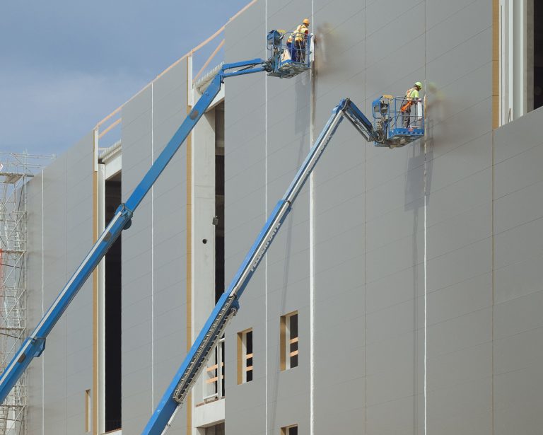 Robotníci na hale Volvo Car Košice. Foto: Robert Nemeti/Anadolu/Getty Images