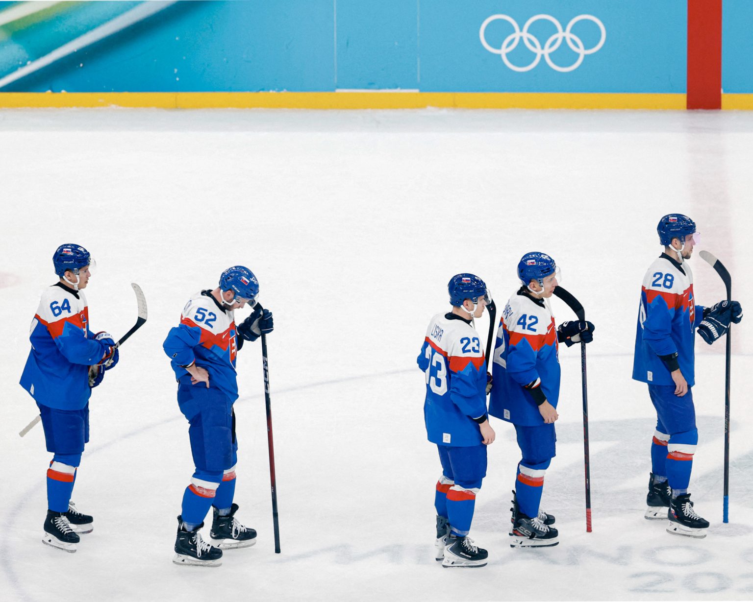 Sklamaný Martin Marinčin so spoluhráčmi po semifinálovom zápase. Foto: David W Cerny/Reuters