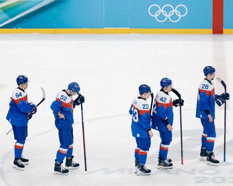 Sklamaný Martin Marinčin so spoluhráčmi po semifinálovom zápase. Foto: David W Cerny/Reuters