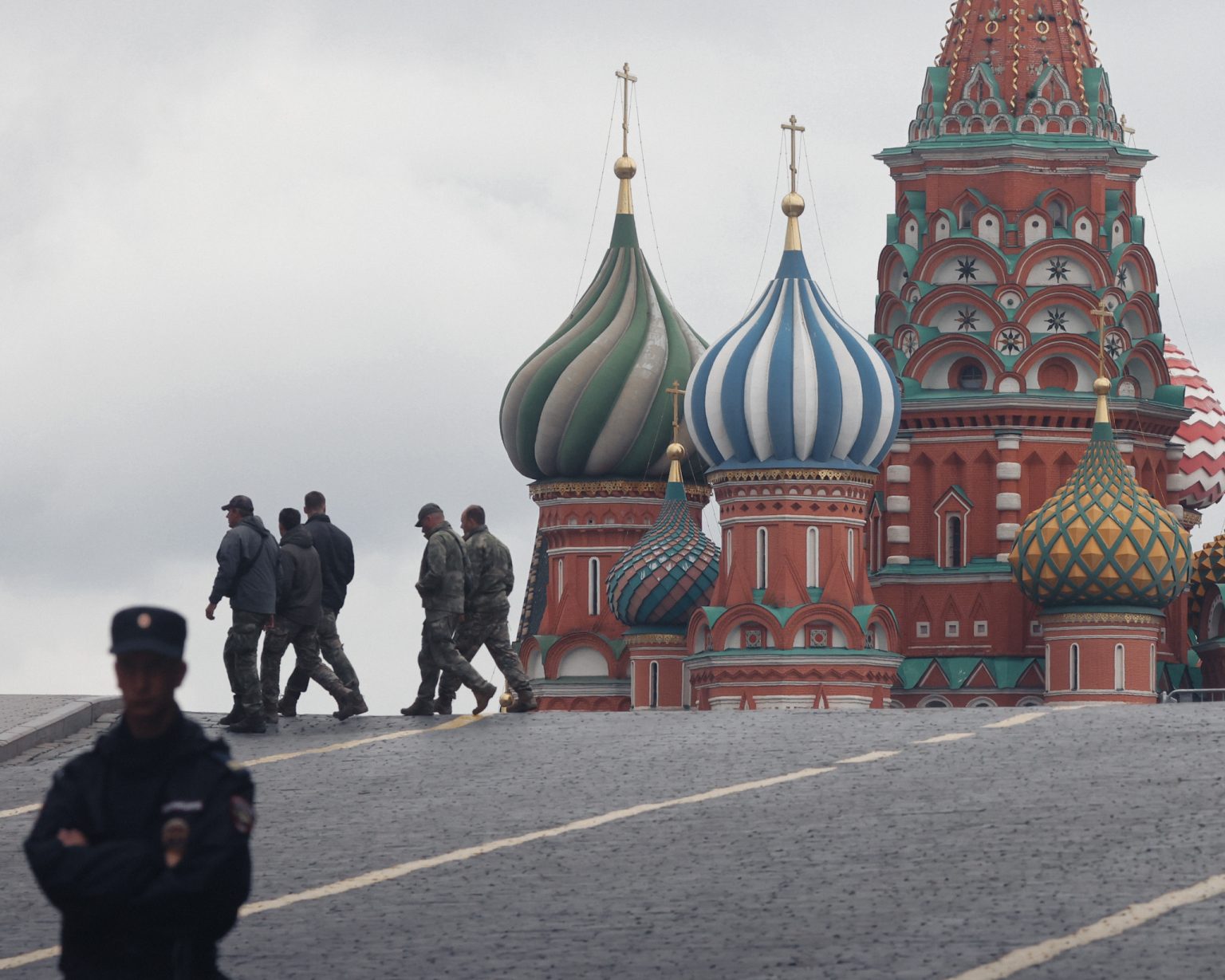 Ruský policajt stráži Červené námestie v blízkosti Kremľa. Foto: Contributor/Getty Images