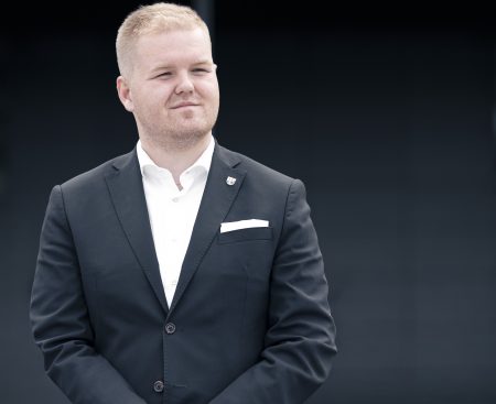 Mečiarovi nesiahate ani po členky, odkázal Bartek Mikloškovi. Opozícia ostro zareagovala