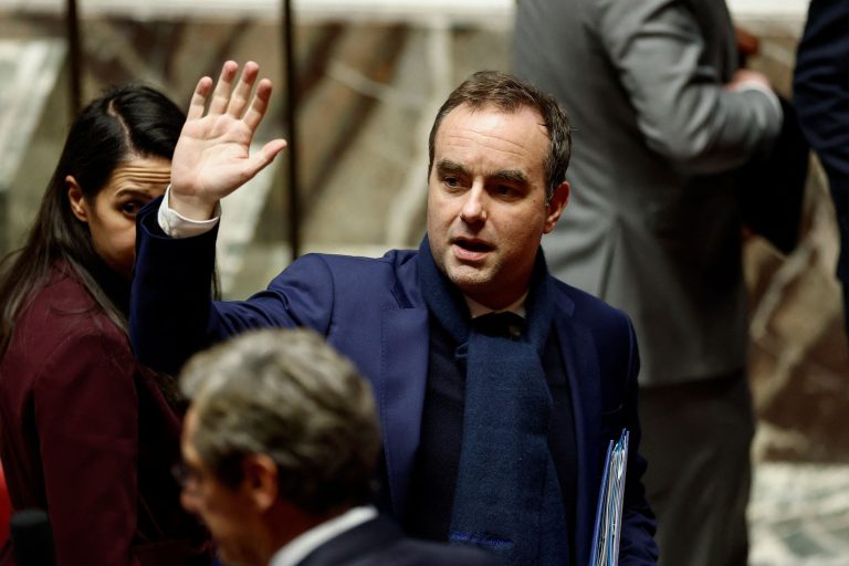 French government survives no-confidence vote