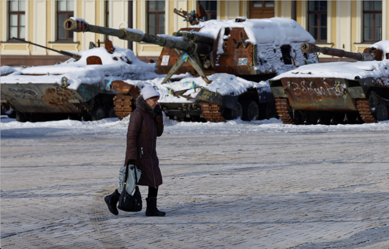 Obyvateľ prechádza popri výstave zničených ruských vojenských vozidiel. Foto: REUTERS/Valentyn Ogirenko