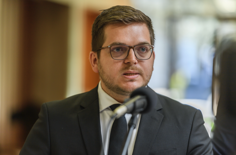 Zastavené stíhanie darovania zbraní kritizuje aj tajomník obrany