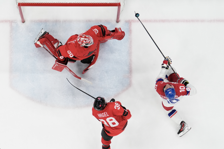 Kanada postupuje do semifinále, v hokeji na ZOH porazila Česko