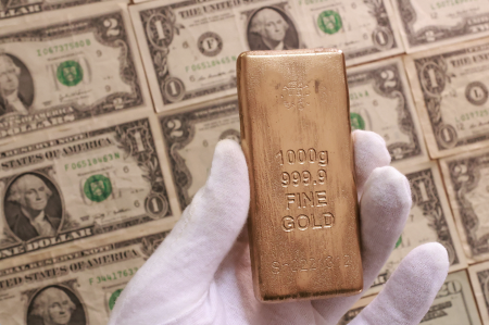 Court ruling on Trump’s tariff policy weakens dollar, lifts gold