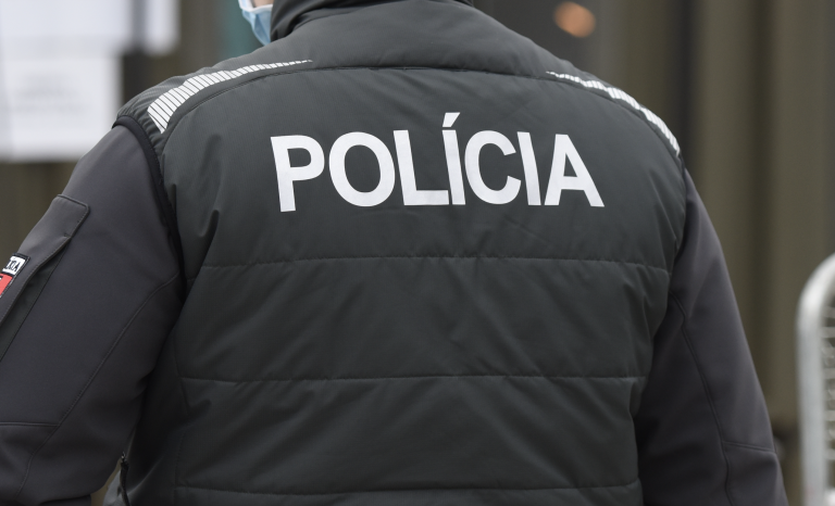 Inšpekcia obvinila policajta z napadnutia predvedeného muža