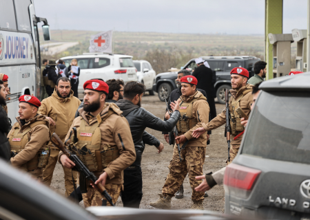 Thousands flee Syrian camp, including IS members