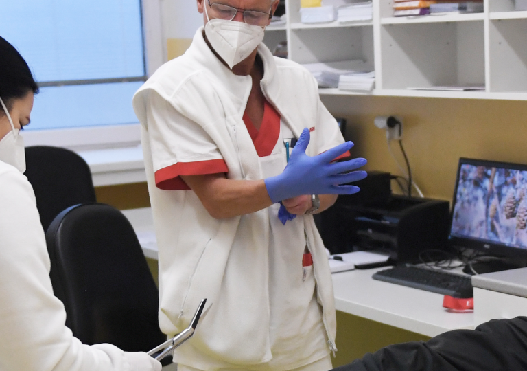 Pre hromadné výpovede lekárov končí pohotovosť v Hlohovci