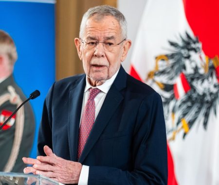 Van der Bellen hat elf Medien-Mitarbeiter, die Bundesregierung 498