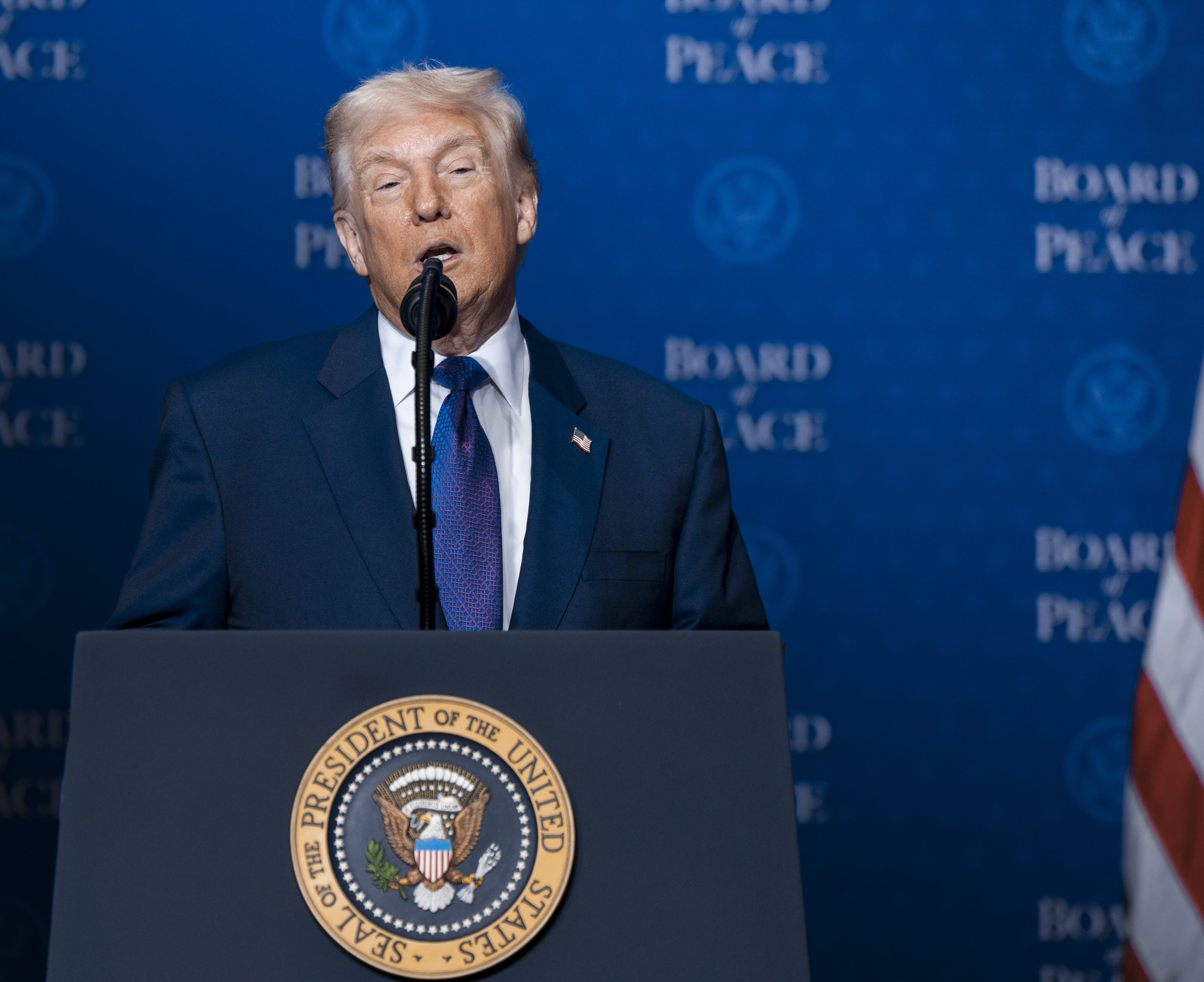 Vojna ako téma Rady mieru. Trump sa pohráva s myšlienkou útoku na Irán