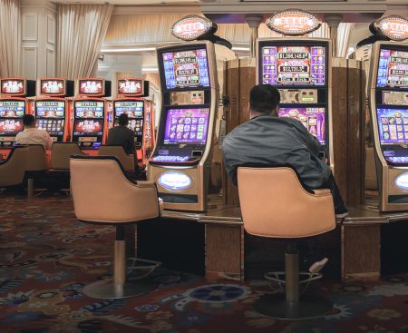 Každá slovenská domácnosť prehrala vlani v hazarde 13. dôchodok