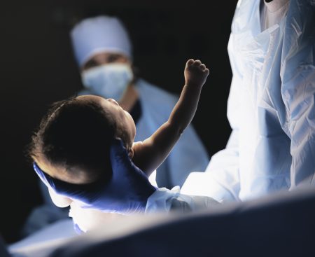 Sestry a pôrodné asistentky si prilepšia. Prezident podpísal novelu o bankách