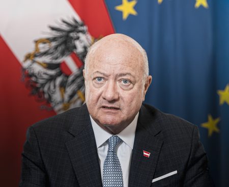 Kanzler Stocker rudert bei Volksbefragung zur Bundesheer-Reform zurück