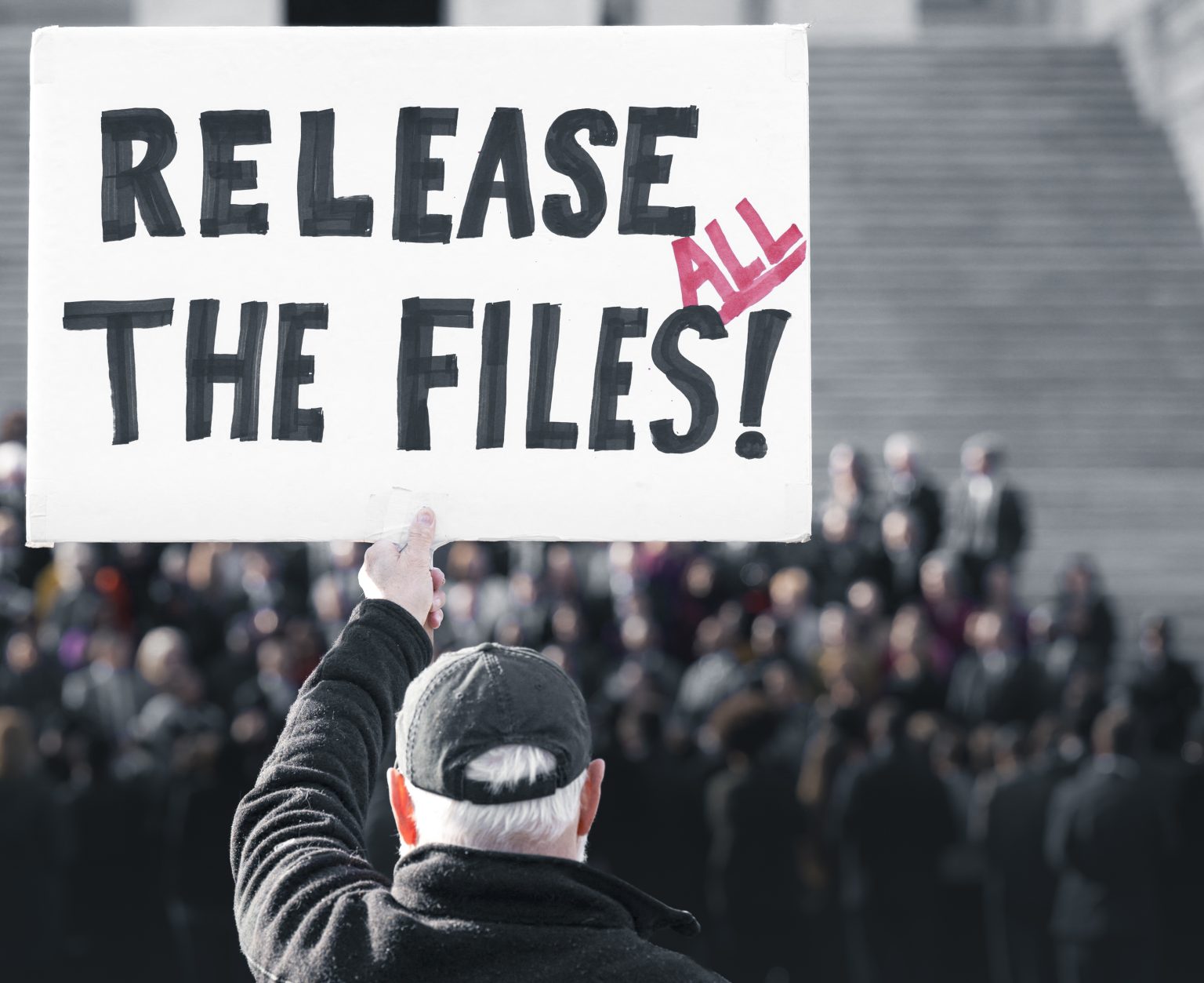 Demonštrant drží transparent súvisiaci s prípadom Jeffreyho Epsteina. Foto: SAUL LOEB / AFP / AFP / Profimedia