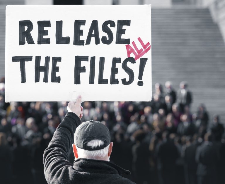 Demonštrant drží transparent súvisiaci s prípadom Jeffreyho Epsteina. Foto: SAUL LOEB / AFP / AFP / Profimedia