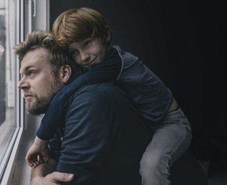 Koľko peňazí dostanú rodičia v roku 2026? Prehľad dávok od tehotenstva po školáka