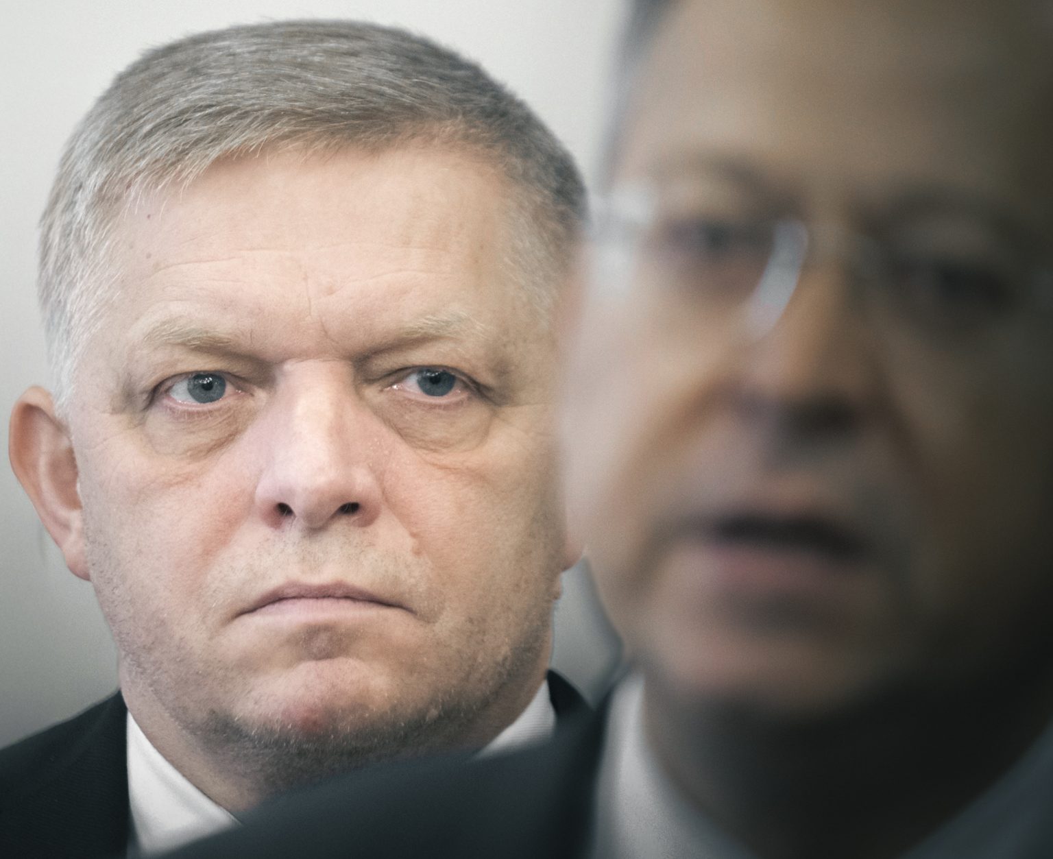 Robert Fico (v pozadí) a Ladislav Kamenický. Foto: Martin Baumann/TASR